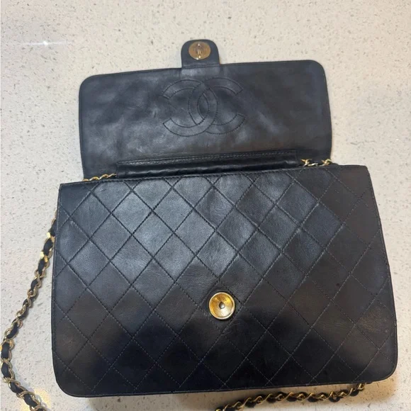 🛑 SOLD 🛑 Chanel Vintage Black Quilted Flap Shoulder Bag – Gold Chain Strap - Picture 10 of 17